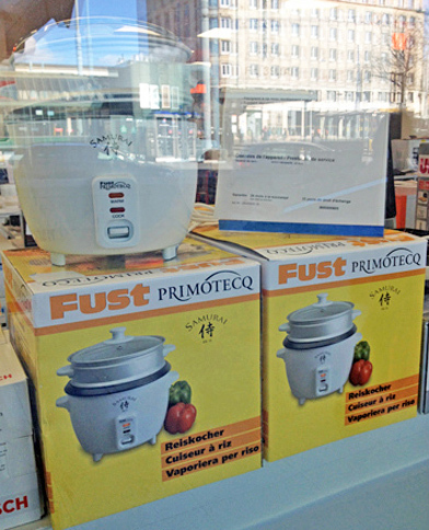 欧州の一般家電店で売られている炊飯器は、大なり小なりこんな感じ。2015年、ジュネーブにて。