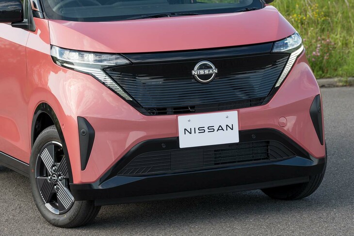 軽自動車では初採用というプロジェクター式3眼ヘッドランプを採用。日産エンブレムも点灯する。