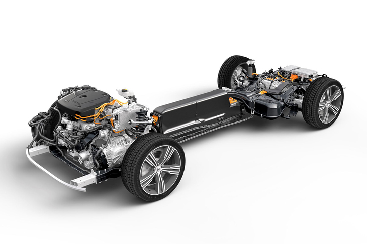 「T8」と名付けられたプラグインハイブリッドモデルのベアシャシー。ターボとスーパーチャージャーで過給されるエンジンは、さらにモーターでアシストされる。