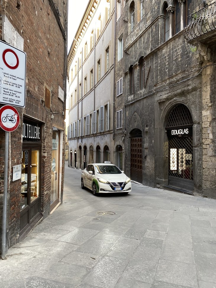 人気のない街路を「日産リーフ」のタクシーが音もなく走り去る。