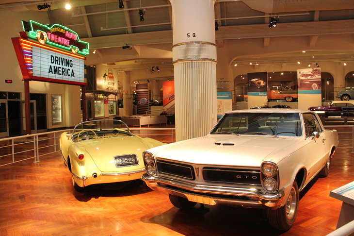 1965年「ポンティアック・テンペスト ルマンGTOハードトップ」（写真右）。ヘンリー・フォード博物館のコレクションから。