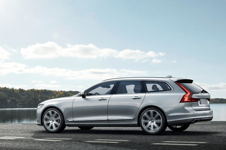 「V90」のボディーサイズは4936×1890×1475mm。車重は1833～1927kg（欧州仕様）。