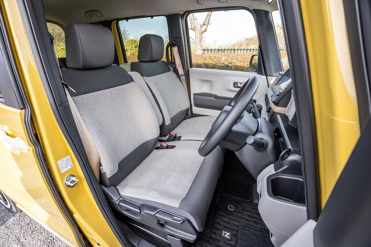 シートはグレージュとグレーの2トーンファブリックで、ソファのような質感と柔らかな触感が特徴。座面の角や背もたれの肩口など手をつきやすい箇所には、汚れが目立ちにくいグレーが配色されている。