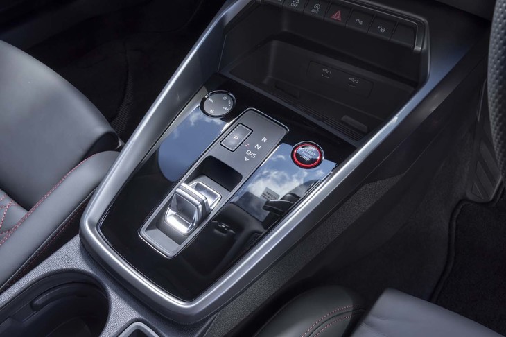 トランスミッションは7段のデュアルクラッチ式AT「Sトロニック」。赤で縁取られたエンジンスターターは「S3」専用だ。