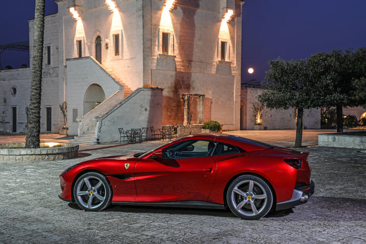 車両重量は1545kg（空車重量）。前後の重量配分は46：54と発表されている。