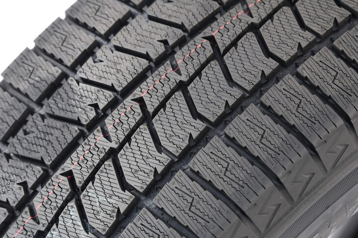 トレッドパターンでは、接地圧を分散させて密着性を高めるブロックパターンやサイプ（細溝）のデザインを採用。氷上での制動性能を高めている。