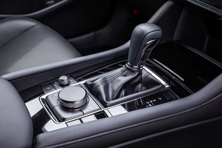 ダイヤルスイッチとその周囲のプッシュスイッチで構成された、マルチメディア関連のコントロール系。直感的な操作がしやすいスイッチの配置と大きさも、「マツダ3」の開発陣が設計上こだわった部分だという。