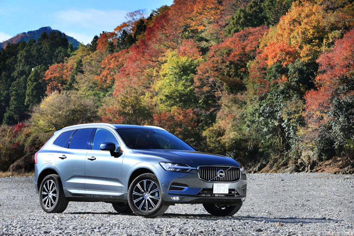 ボディーカラーは、モデルごとの専用色も含め全10色がラインナップされる。写真は、オスミウムグレーメタリックの「T5 AWDインスクリプション」。