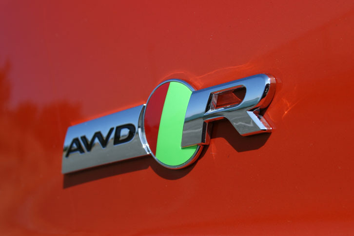 AWD（全輪駆動）システムは5リッターV8エンジンとのみ組み合わされる。この「R」のほかに、最上級の高性能モデル「SVR」もAWDとなる。