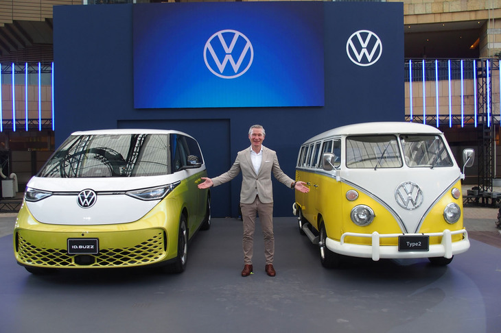 フォルクスワーゲン ジャパンのイモー・ブッシュマン氏は発表イベントのなかで、「2024年7月に始動したフォルクスワーゲンブランドの新たな商品構成を完成させるための最後のピース」と「ID. Buzz」を紹介。「ビートル」の後を担うフォルクスワーゲンのアイコンとしても期待されている。