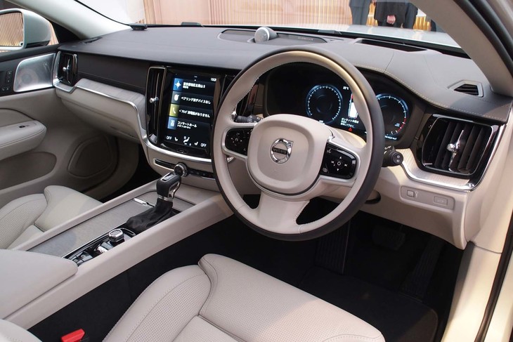 インテリアデザインは基本的に「V60」を踏襲。トリムレベルの異なる「T5 AWD」と「T5 AWDプロ」という2グレード展開となる。