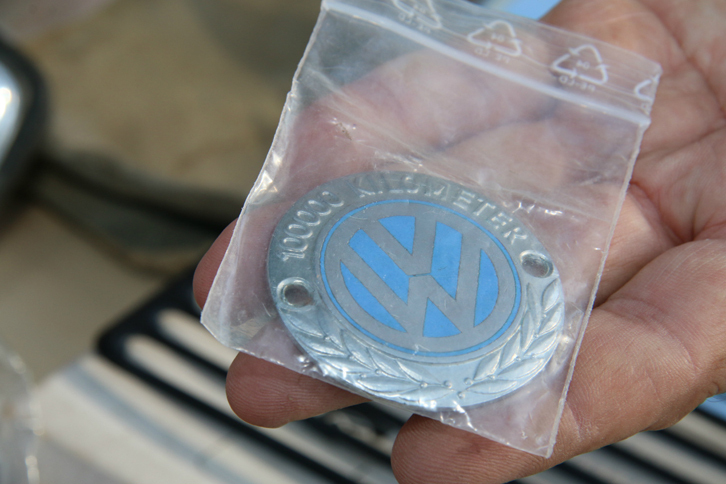 かつて10万km走行したオーナーに贈呈されていた、フォルクスワーゲンの記念バッジ。