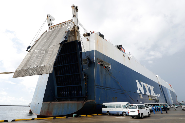 船体後方のスタンランプ（舷側中央にある場合はセンターランプと呼ばれる）が展開される様子。使われないときは船の縁に張り付くように折りたたまれている。