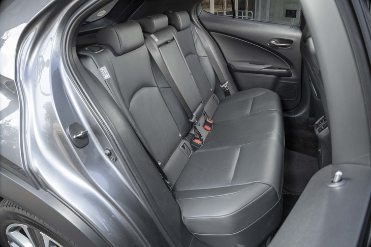 リアシートにもシートヒーターを完備。同じ「GA-C」プラットフォーム車でも「C-HR」にはない後席用エアコン吹き出し口が備わっている。