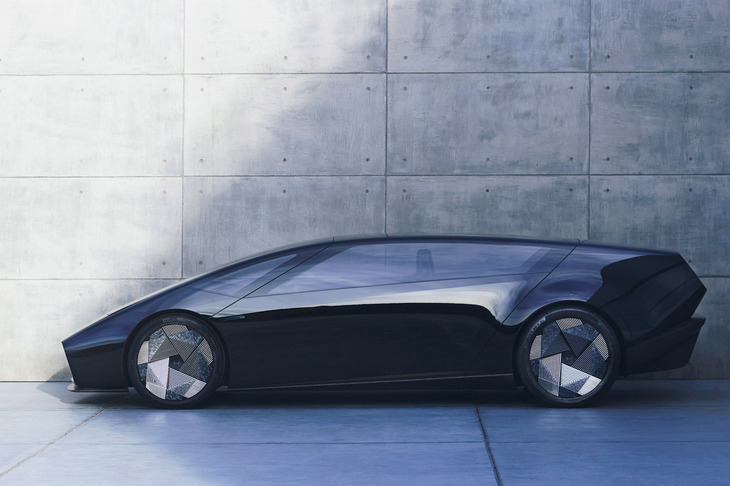 ホンダが2024年1月に発表した、次世代BEVのコンセプトモデル「Honda 0サルーン」。低く薄いモノフォルムのボディーを持つ意欲的なモデルだったが、BEV需要の伸びの鈍化から、計画は中止となった。