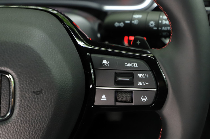 予防安全・運転支援システムの充実度はガソリン車と同等。アダプティブクルーズコントロールや車線維持支援システム、操舵アシスト式の衝突回避支援システムなどが装備される。