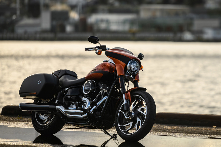 近年急速な変革を遂げているハーレーダビッドソン。新生代エンジン「ミルウォーキーエイト」の投入に続き、2018年モデルでは「ソフテイル」ファミリーのシャシーを刷新。同年をもって廃止された「ダイナ」ファミリー寄りの、スポーティーな走りを実現した。