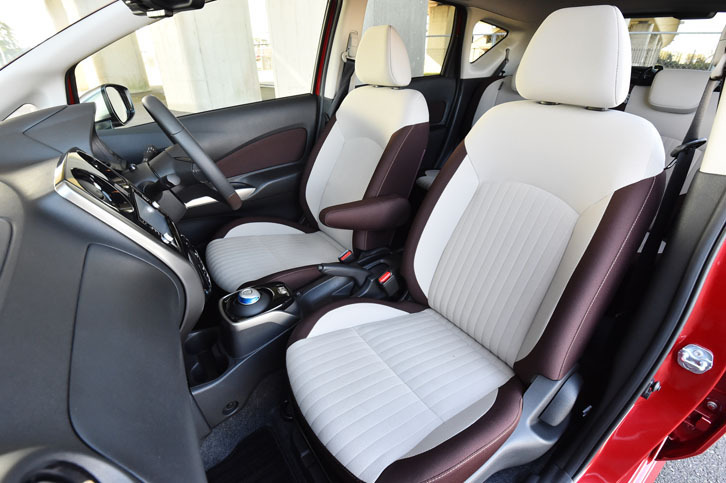 グレージュとブラウンのコンビシートは、「モード・プレミア」ならではの装備。このほかに、ブラック／ブラウンのカラーバリエーションも選択できる。