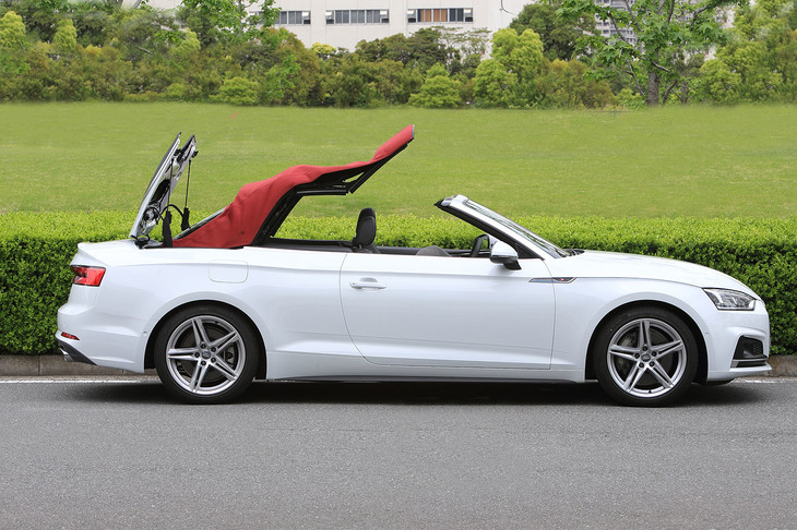 ソフトトップの開閉にロック／アンロックなどの手間は不要で、センターコンソールのスイッチのみで操作が可能。50km/h以下の速度であれば、走行中でも開閉することができる。