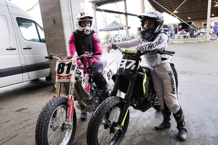 レディースクラスの参加者。モトクロッサーをベースにしたマシンは、フラットトラック用に改造され車高が低くなっているとはいえ、ウエストよりも高い位置にあるシートにまたがり、しかもパワフルなモトクロッサーベースのマシンで果敢な走りを見せるのだから恐れ入る。