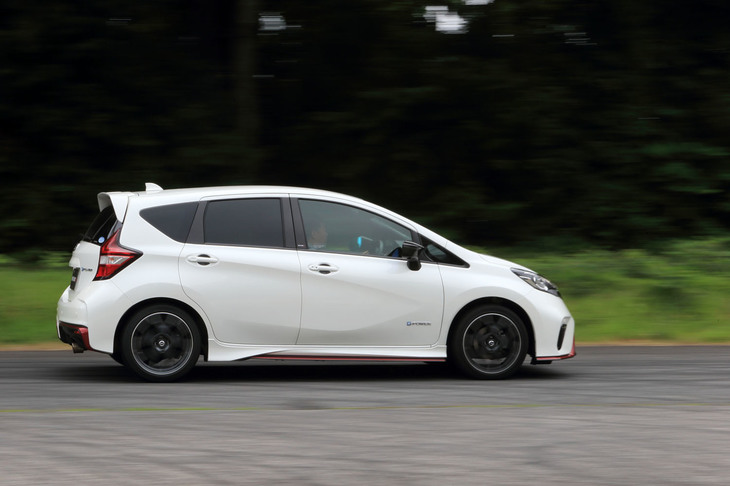 ホイールは「ノートNISMO S」用の17インチ純正アルミホイールを装着。タイヤはミシュランの「パイロットスポーツ4」が組み合わされている。