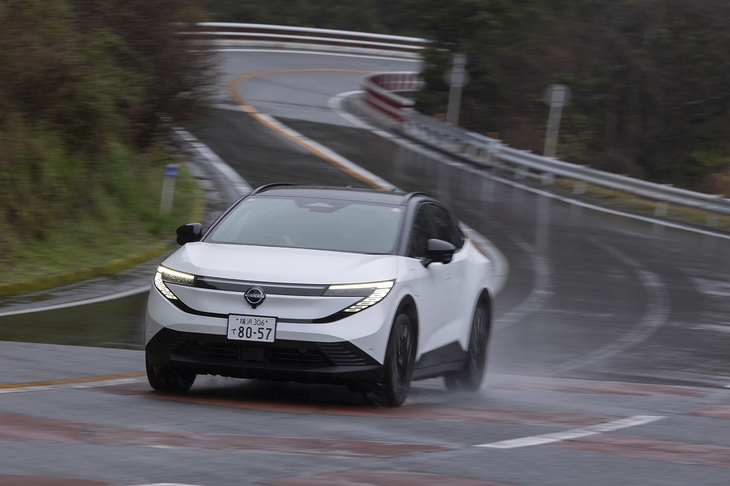 【日産リーフB7 Gのスペック】
	ボディーサイズ：全長×全幅×全高＝4360×1810×1565mm／ホイールベース：2690mm／車重：1920kg／駆動方式：FWD／モーター：交流誘導電動機／最高出力：218PS（160kW）/4400-1万1700rpm／最大トルク：330N・m（33.7kgf・m）/0-4300rpm／タイヤ：（前）235/45R19 95V／（後）235/45R19 95V（ダンロップeスポーツマックス）／一充電走行距離：670km（WLTCモード）／交流電力量消費率：137Wh/km（WLTCモード）／価格：599万9400円
	
	【取材時の電費データ】
	テスト距離：301.0km（市街地1：高速道路7：山岳路2）／消費電力量：--kWh／参考電力消費率：5.4km/kWh（車載電費計計測値）