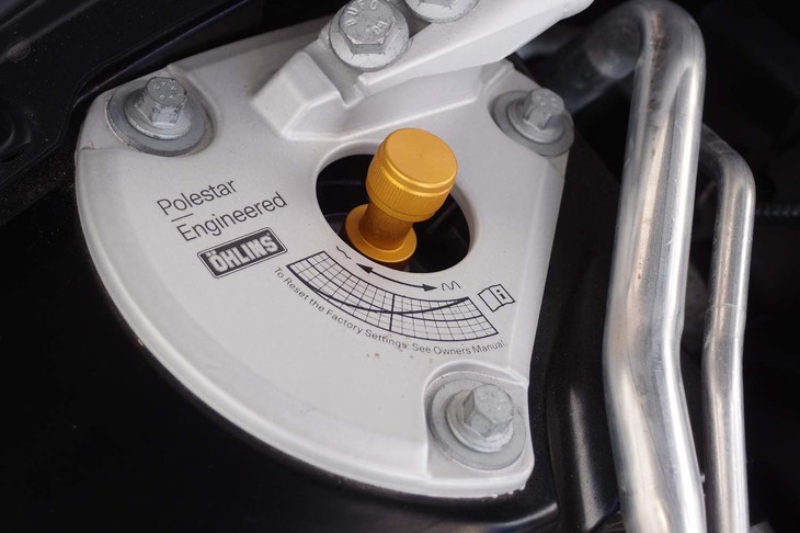 ボルボS60 T8ポールスターエンジニアード（フロントサスペンションの調節ダイヤル）