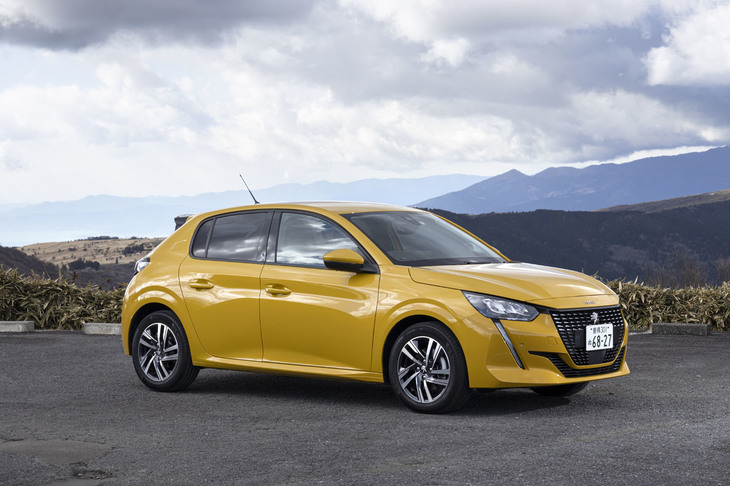 2020年7月2日に発売された「プジョー208」。試乗車は中間グレードと位置づけられる「アリュール」で、価格は259万9000円。