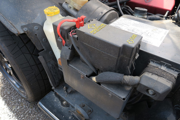 エンジンルームの左脇に位置する、バッテリーほか一式。ジャンプスターター2基がけでようやく回るエンジンを、毎回始動してくれていたのかと思うと頭が下がる。充電のためにも、もう少しこまめに乗ってやりたいのだが、そうなるとガソリンがマッハで消えるのよね、このクルマ……。