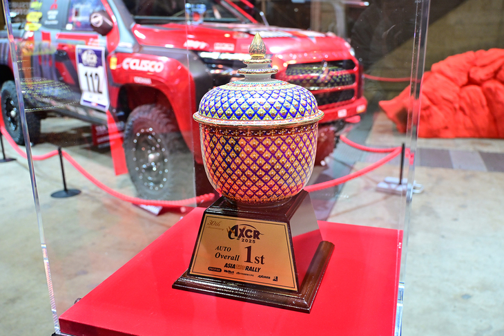アジアクロスカントリーラリー2025の優勝トロフィー