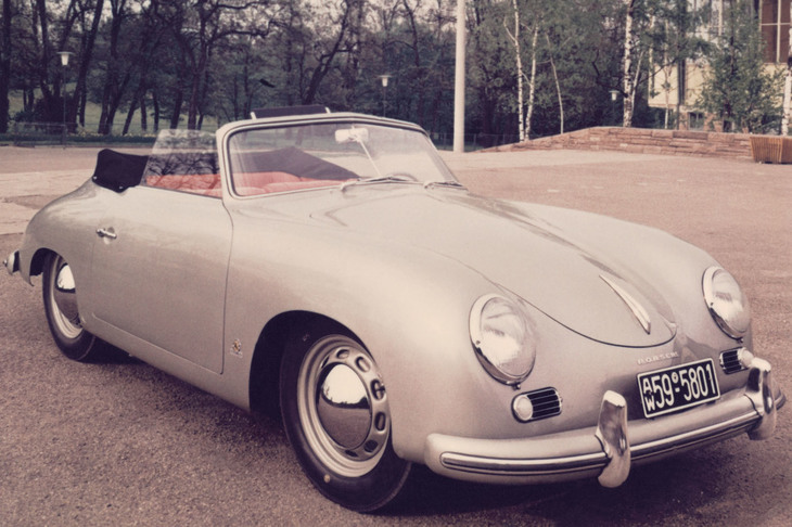 ポルシェブランドが設立されたのは、「356 No.1ロードスター」が初めて公道走行した1948年6月8日とされている。（写真は1954年の「356カブリオレ」）