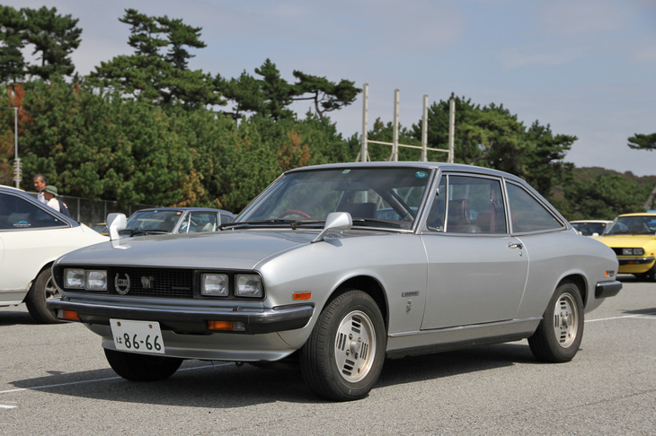 1977年11月以降の「量産角目」モデル。当時流行していたスラントノーズ化する案もあったが、ジウジアーロの「やらないほうがいい」という意見でボツになったという。後に2リッターのスターシリーズや2.2リッターのディーゼル搭載車なども加えられた。排ガス対策後に車両価格は軒並み上がったが、オートエアコンなど装備の充実した最終型のトップグレードである「2000XE」（写真）の価格は250万円を超えた。