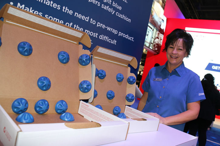 アメリカ合衆国郵便公社のブースで。ラップトップ型パソコンをはじめとする電子機器を、安全に輸送するための専用BOX。ユニークなデザインのポリウレタン緩衝材により、荷物を衝撃から保護する。