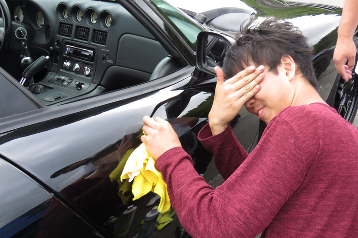 記者の相方をピカピカにしてくれた“さるバイパー乗りの御仁”。……モーニングクルーズでヘッドランプを磨いてくれたS氏といい、記者のバイパーは、記者以上に同志たちに大事にされている気がする。反省である。