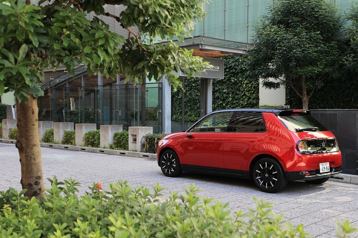 「ホンダe」。電気自動車というだけでなく、一台のクルマとして私たちの生活を豊かにしてくれるのかどうかを考察します。（photo：荒川正幸）