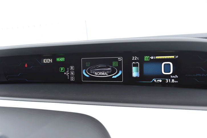 カラー液晶ディスプレイを用いた「プリウスPHV」のメーターパネル。燃費データをはじめ、さまざまな車両情報が表示される。