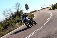 「950S」の足まわりには、電子制御サスペンション「ドゥカティ・スカイフック・サスペンション（DSS）EVO」を採用。走行モードや付加条件（乗員数や荷物の有無など）を設定すると、サスペンションを自動で最適なセッティングに調整してくれる。