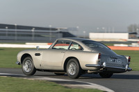 サスペンションは前ダブルウイッシュボーンの独立懸架、後ろトレーリングアームによるリジッドの組み合わせ。ハンドリングはアンダーステアが強く、コーナーで速く走らせるには積極的にアクセルで曲げてやる必要がある。