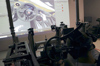 画面上の手は、両手の指の動きを忠実に再現し、バーチャルのスイッチ類を操作するたびに音と触覚によるフィードバックがある。