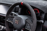 「GT-R NISMOスペシャルエディション」に標準で装備される、レッドセンターマーク付きのアルカンターラ巻きステアリングホイール。ルーフトリムやサンバイザーなどもアルカンターラでコーディネートされている。