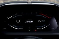 メーターパネルは12.3インチの液晶タイプで、解像感が高く、日本語へのローカライズも丁寧。写真は中央に現在の発生ダウンフォース量を表示したところ。