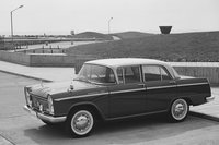 日産が1960年に発表した独自開発モデル「セドリック」。日本初となるモノコックボディーに、ライバルより高出力な71馬力のエンジンを搭載していた。