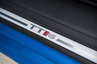 「TT RS」のロゴが記されたサイドシルプレート。