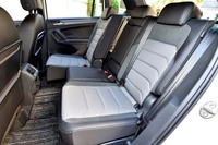 後席は前後に180mmスライドさせることができる。