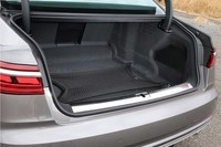 トランクルームの容量は505リッター。開口部は広く、中央奥にはスキーホールも備わっており、利便性は極めて高い。