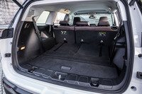 さまざまなシートアレンジを簡単な操作で実現する荷室の容量は5人乗車時で481リッター、7人乗車時で170リッター。パワーリフトゲートも標準で装備される。