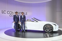 「LCコンバーチブルコンセプト」とともにフォトセッションに臨む、佐藤恒治さん（写真左）と森 忠雄さん（同右）。