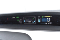 カラー液晶ディスプレイを用いた「プリウスPHV」のメーターパネル。燃費データをはじめ、さまざまな車両情報が表示される。