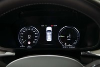 メーターパネルはフル液晶タイプ。色味やデザインなどの自由度は高いはずだが、あえて華美にしないのが北欧流。