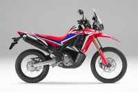 「CRF250ラリー＜s＞」（写真）は、「CRF250ラリー」よりもオフロード走破性を意識した仕様となっている。